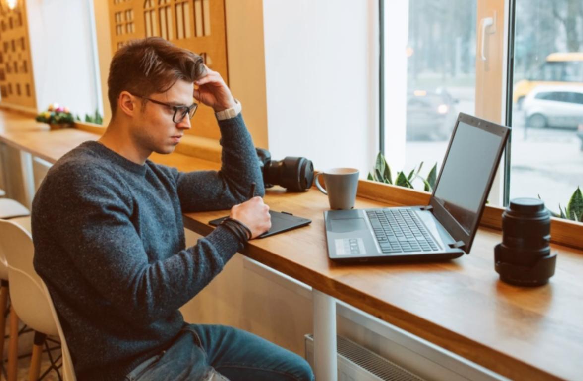 Účastníci workshopu při skupinové práci